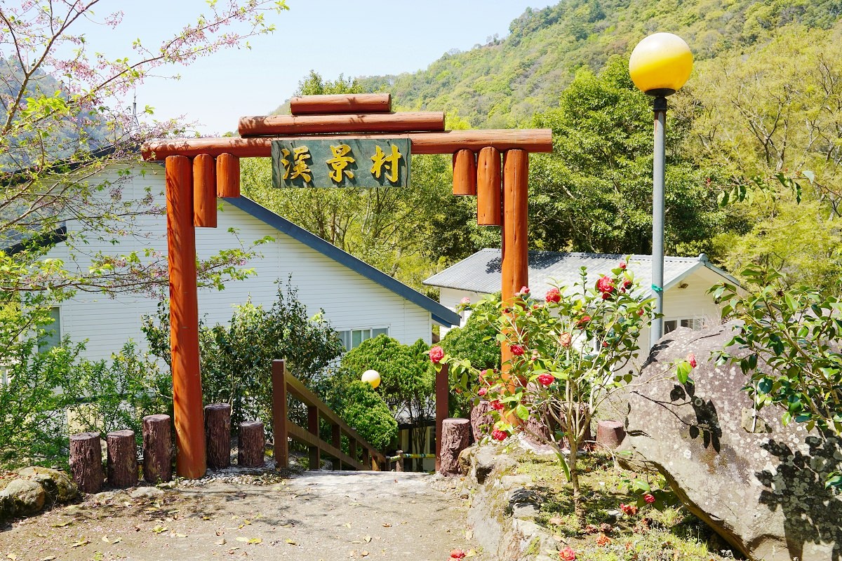 【拉拉山民宿推薦】親子住宿採果體驗好選擇 桃園復興小木屋包棟住宿首選 溪景生態農莊