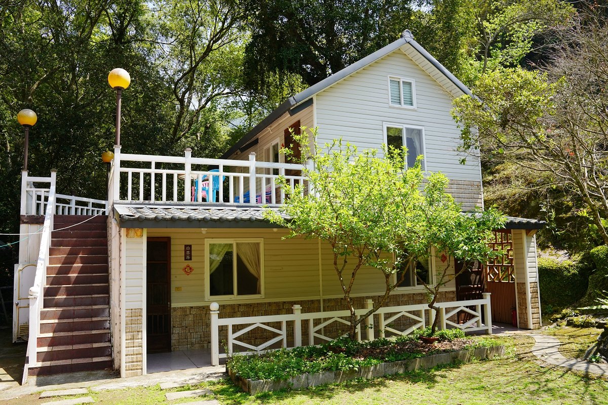 【拉拉山民宿推薦】親子住宿採果體驗好選擇 桃園復興小木屋包棟住宿首選 溪景生態農莊