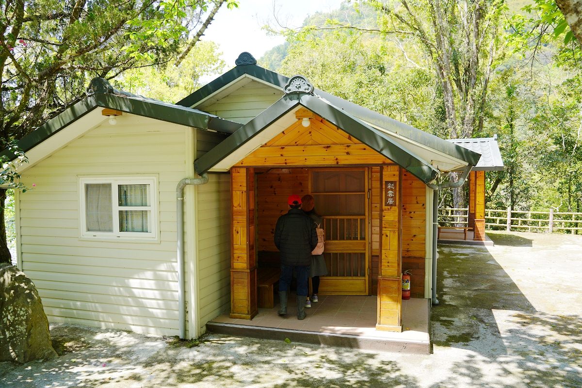 【拉拉山民宿推薦】親子住宿採果體驗好選擇 桃園復興小木屋包棟住宿首選 溪景生態農莊
