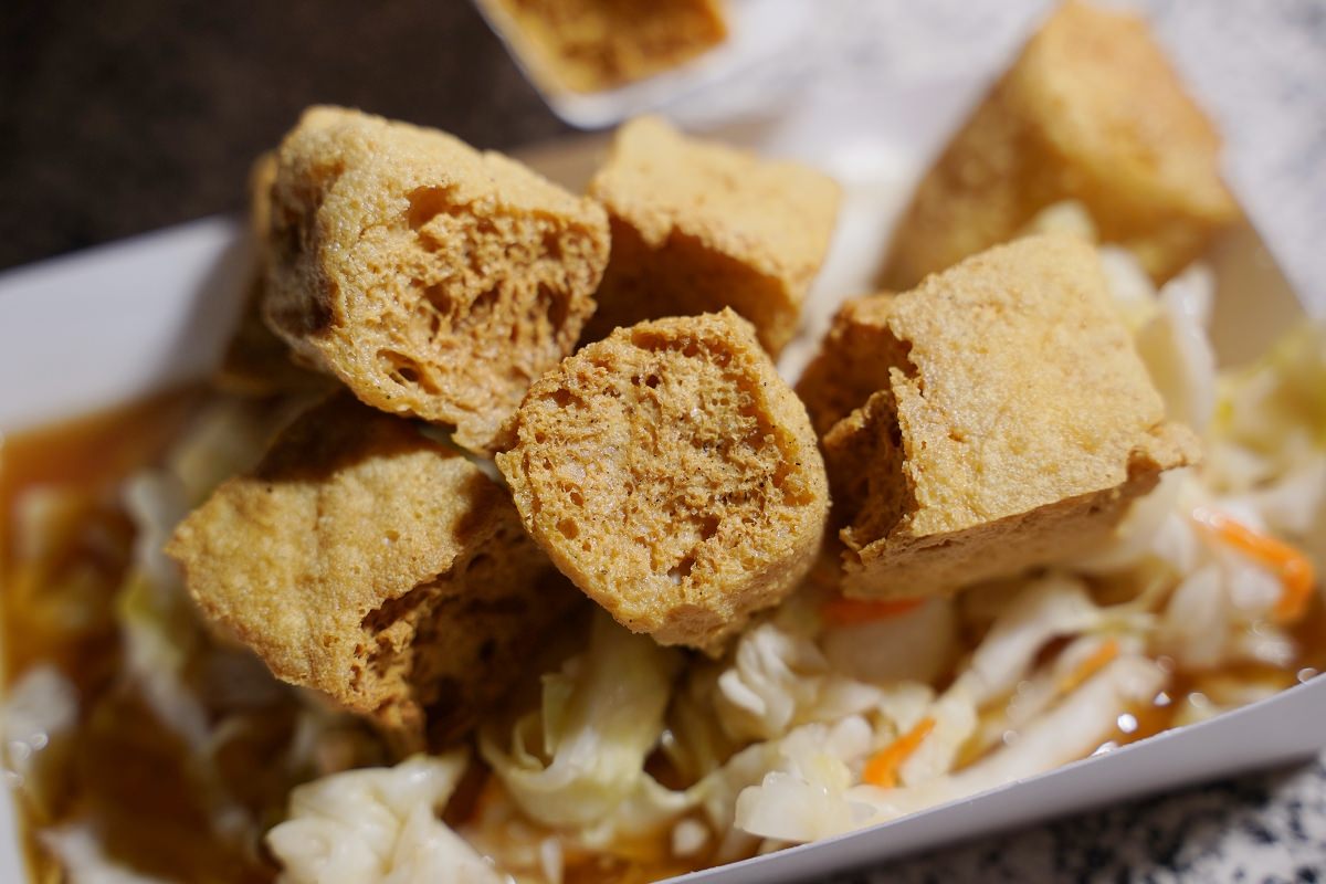 【龍潭夜市排隊美食推薦】假日限定酥脆一口酥 獨家醃製泡菜秘製醬汁 新軒一口酥臭豆腐