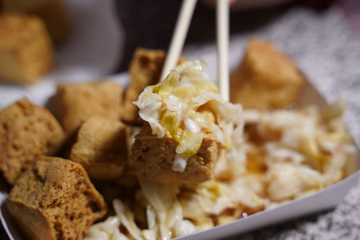 【龍潭夜市排隊美食推薦】假日限定酥脆一口酥 獨家醃製泡菜秘製醬汁 新軒一口酥臭豆腐