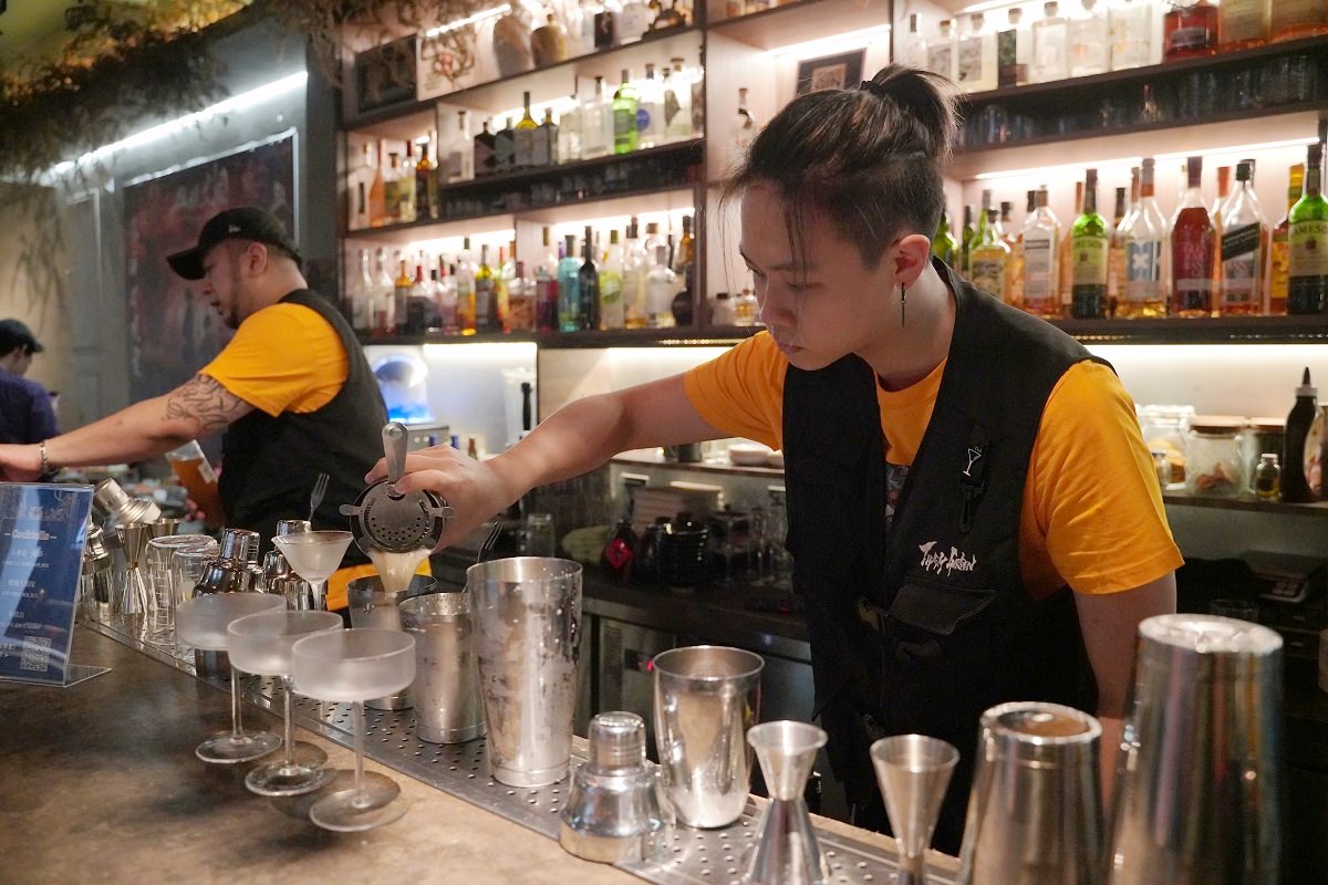 【迪化街餐酒館推薦】大稻埕深夜食堂約會酒吧好去處 大稻埕碼頭貨櫃市集人氣美食攤位 微醺花園Tipsy Garden餐酒館