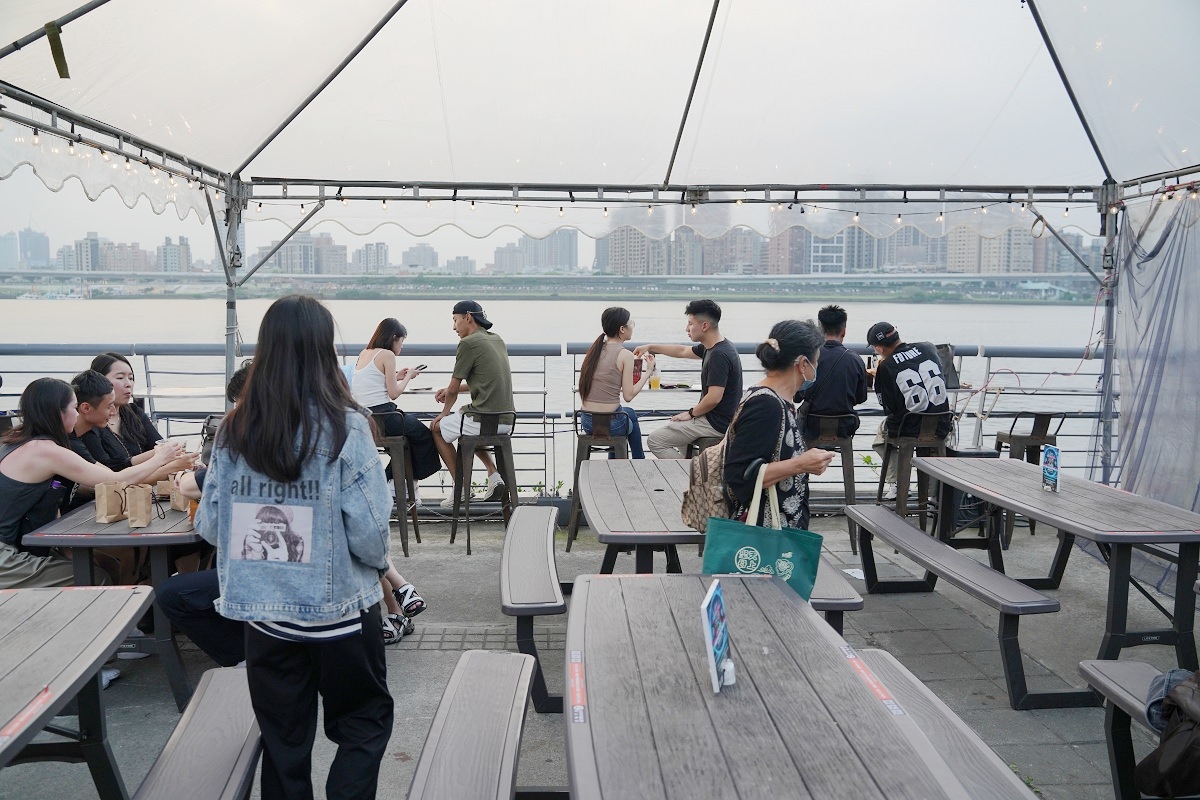 【迪化街餐酒館推薦】大稻埕深夜食堂約會酒吧好去處 大稻埕碼頭貨櫃市集人氣美食攤位 微醺花園Tipsy Garden餐酒館