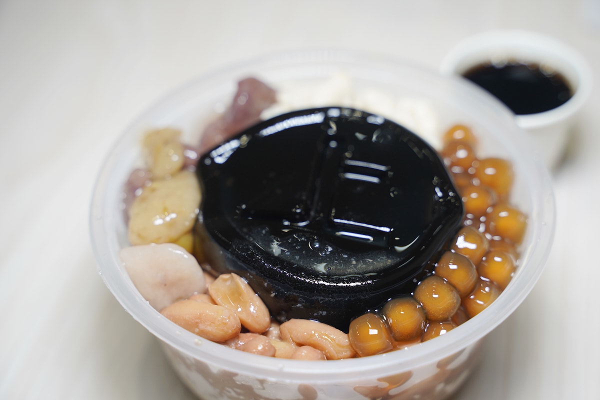 【上輝仙草豆花店】中壢甜品推薦 在地老字號超人氣甜湯 美味必點嫩仙草凍/紅豆湯/豆花/刨冰