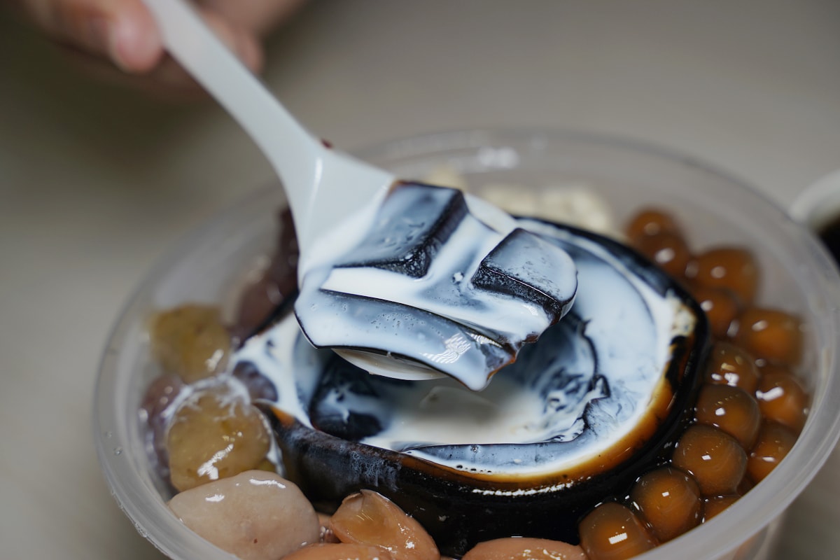 【上輝仙草豆花店】中壢甜品推薦 在地老字號超人氣甜湯 美味必點嫩仙草凍/紅豆湯/豆花/刨冰