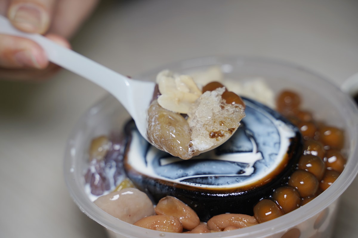 【上輝仙草豆花店】中壢甜品推薦 在地老字號超人氣甜湯 美味必點嫩仙草凍/紅豆湯/豆花/刨冰
