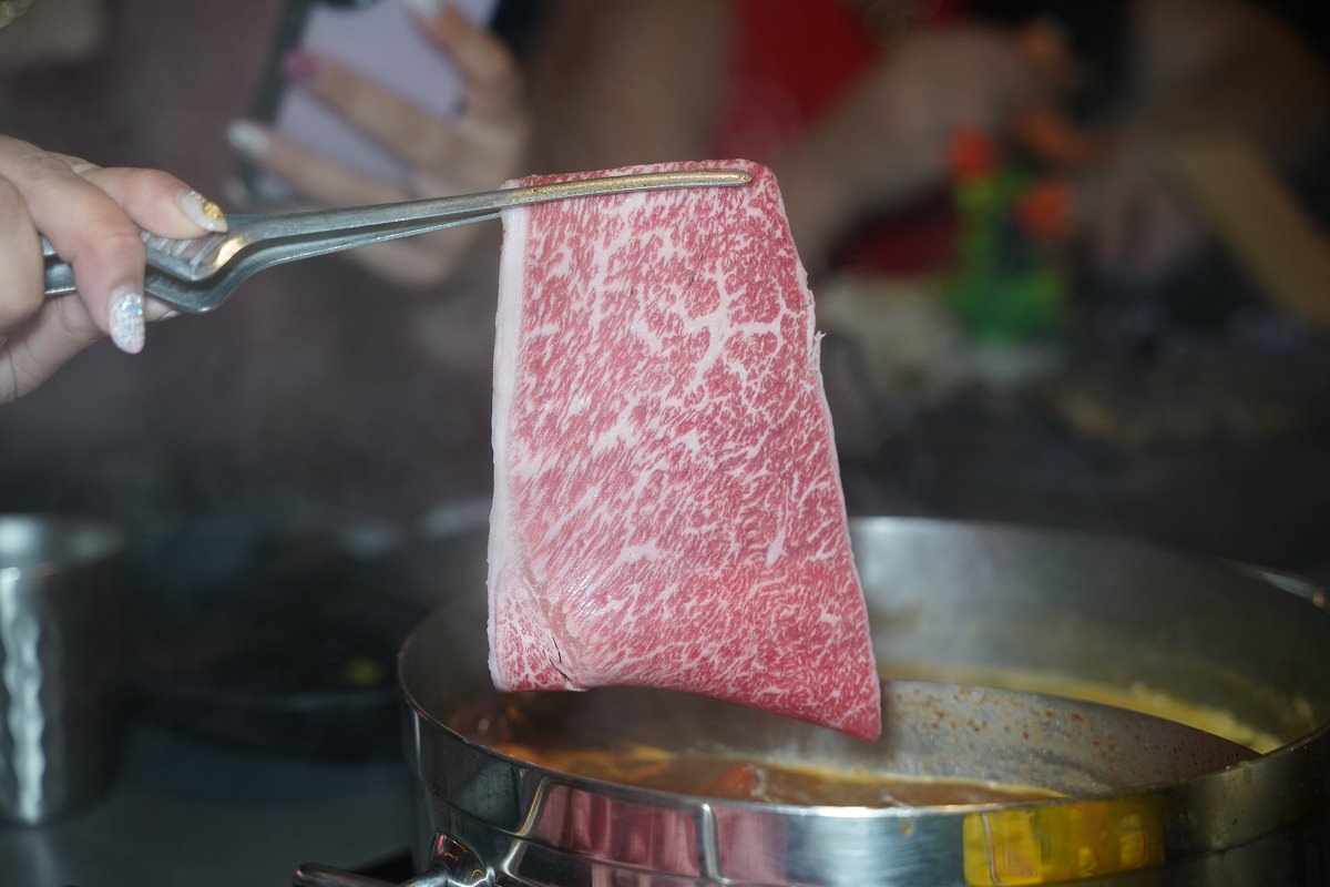 【台北林森公園美食推薦】千坪工業網美風格用餐區 精品等級台灣火鍋店 功殿火鍋