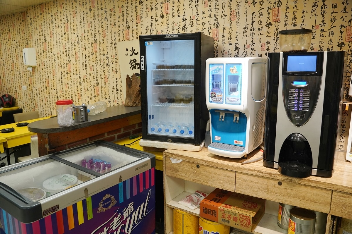 【中原大學小火鍋推薦】中原商圈貓咪餐廳好選擇 麻辣鴨血滷肉飯茶凍飲料冰品吃到飽 熊樂火鍋