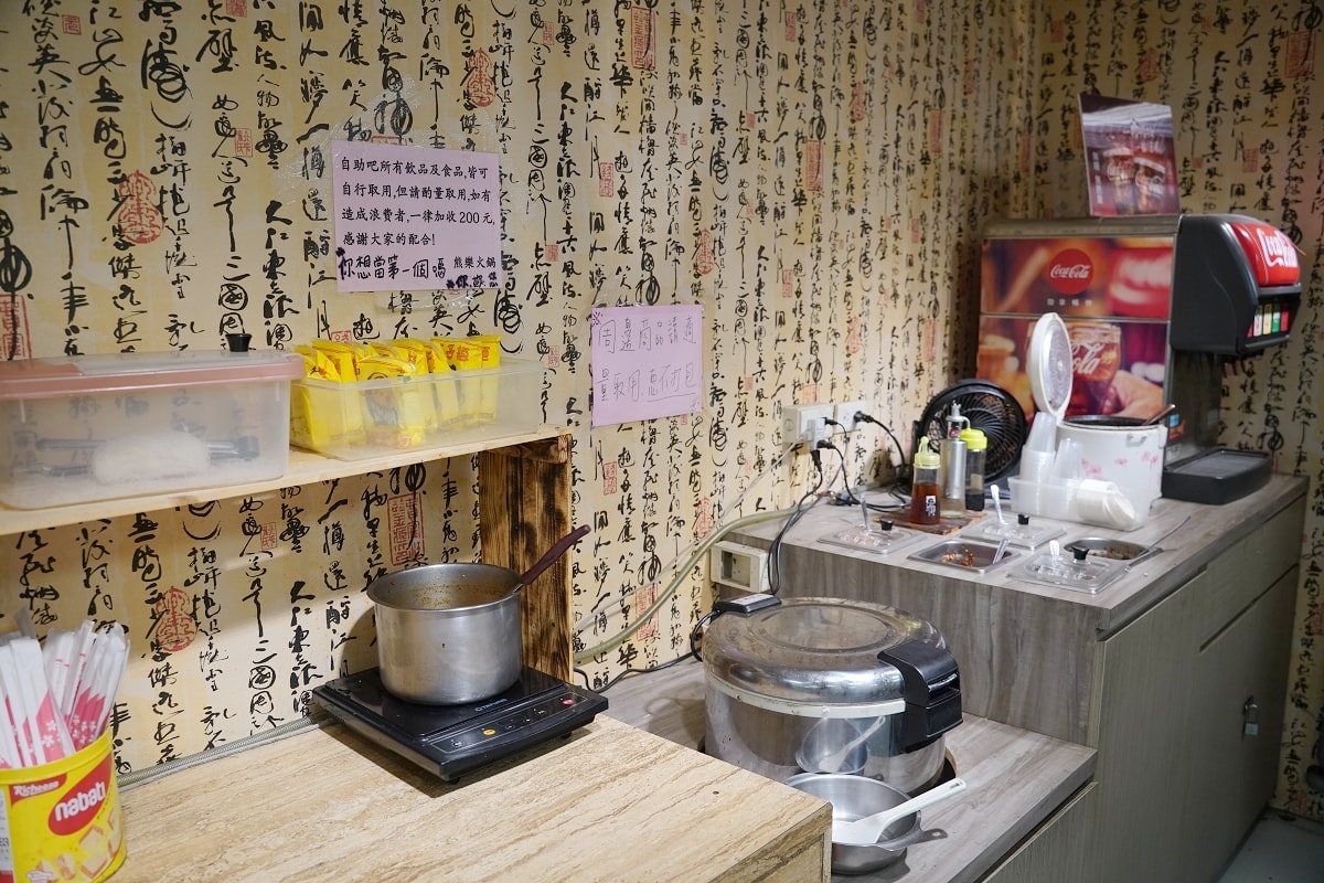 【中原大學小火鍋推薦】中原商圈貓咪餐廳好選擇 麻辣鴨血滷肉飯茶凍飲料冰品吃到飽 熊樂火鍋