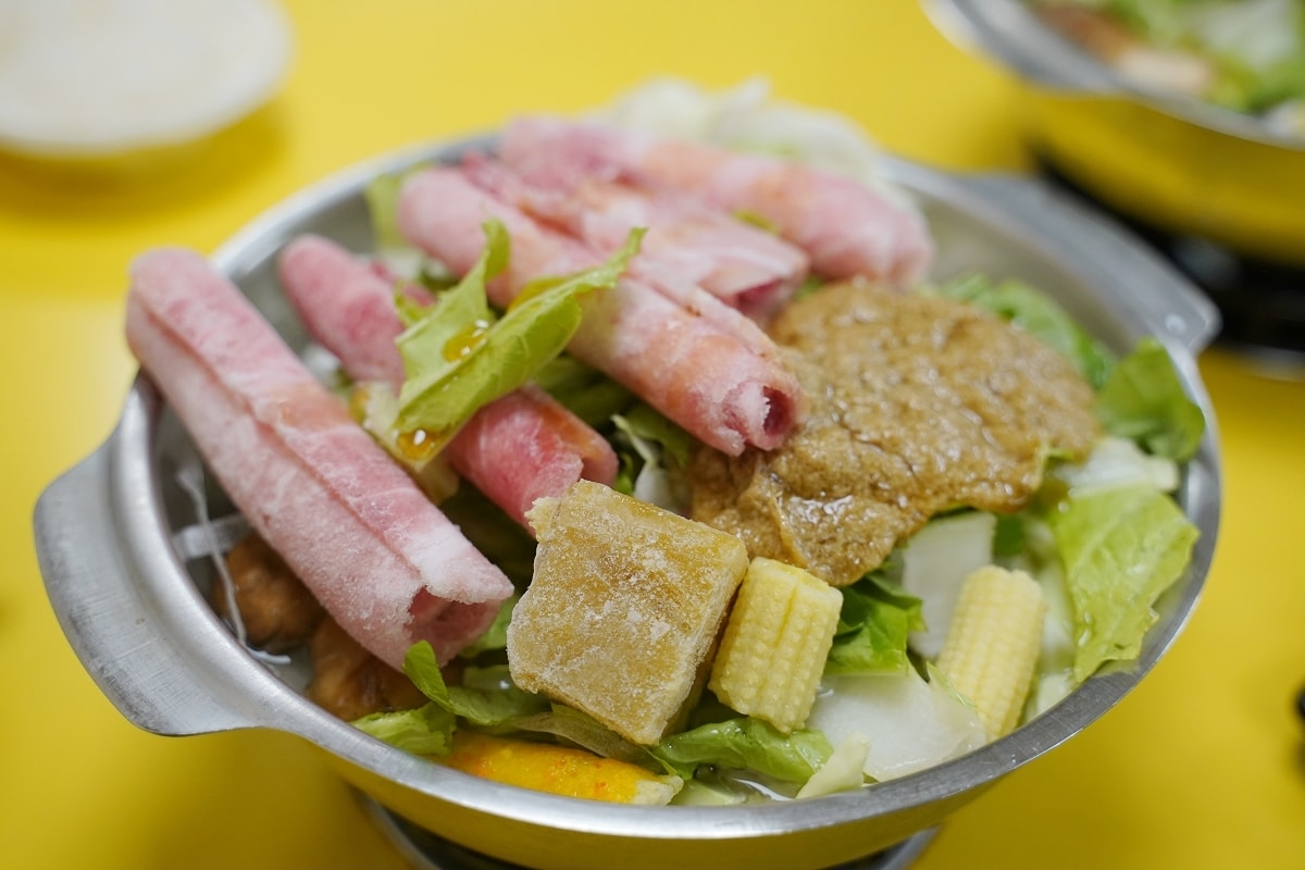 【中原大學小火鍋推薦】中原商圈貓咪餐廳好選擇 麻辣鴨血滷肉飯茶凍飲料冰品吃到飽 熊樂火鍋