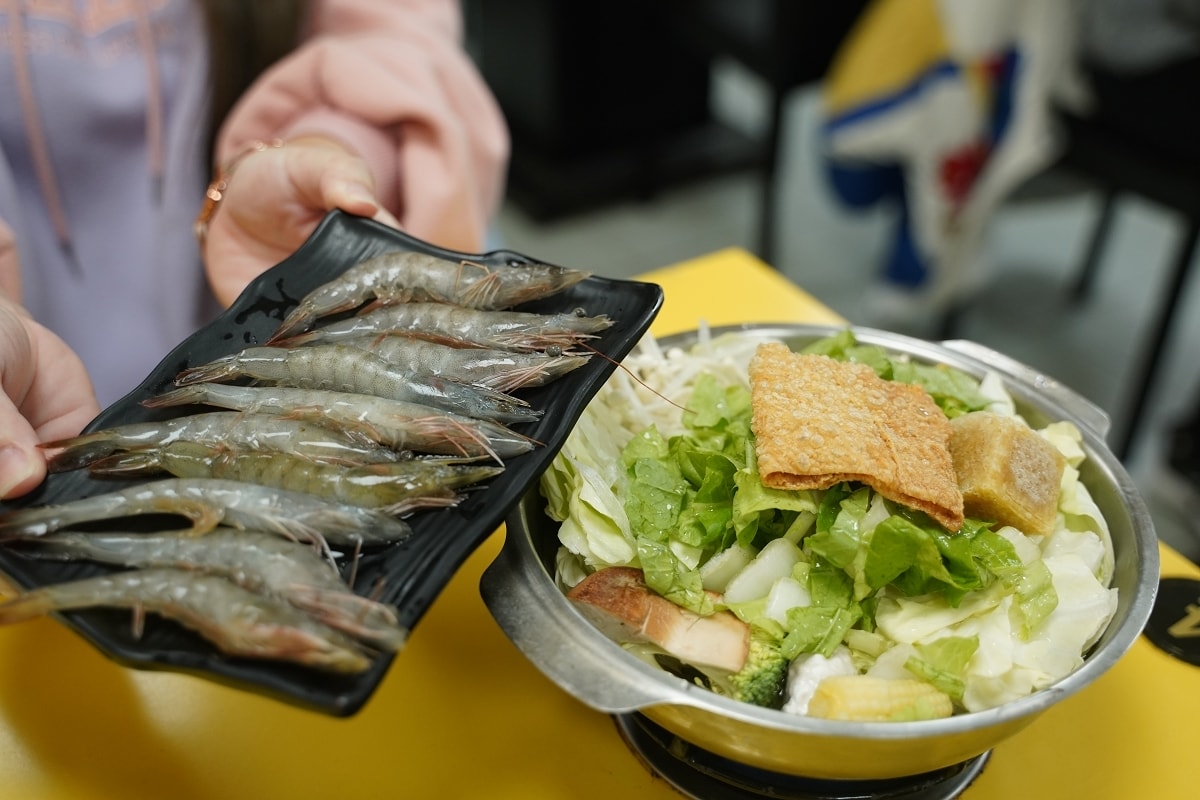 【中原大學小火鍋推薦】中原商圈貓咪餐廳好選擇 麻辣鴨血滷肉飯茶凍飲料冰品吃到飽 熊樂火鍋