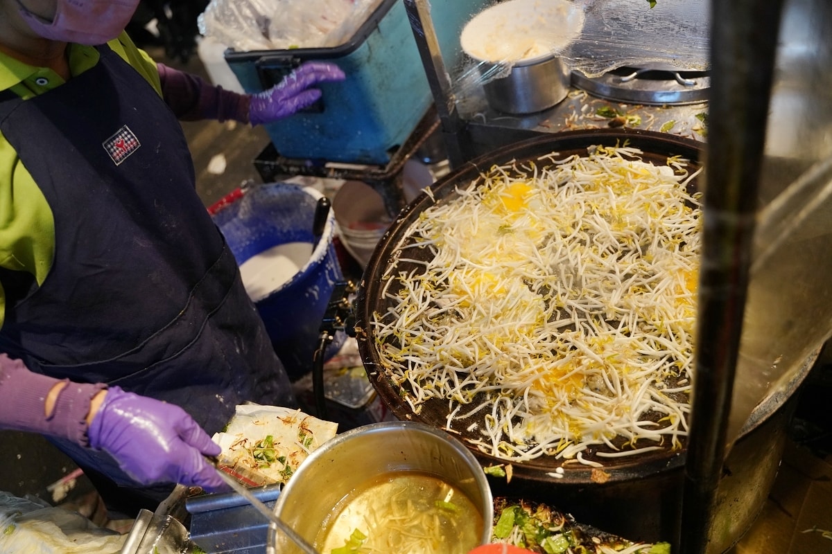【台南大東東夜市蚵仔煎推薦】夜市王蚵仔煎王第七名 美味必點肉燥蚵仔煎泡麵 四草蚵仔煎海產粥