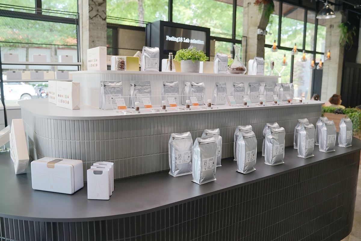 【南投埔里咖啡館推薦】高級氛圍感現代實驗室風格 完美飲用比例燒杯試管飲品 Feeling18 Lab 烘焙研究所 - 第4張圖 【南投埔里咖啡館推薦】高級氛圍感現代實驗室風格 完美飲用比例燒杯試管飲品 Feeling18 Lab 烘焙研究所