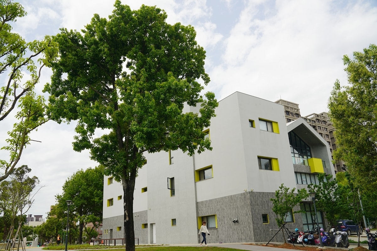 【桃園楊梅免費親子景點推薦】埔心營區眷村氛圍 兩條龍曲線型爬架/埔心街頭跑酷 四維兒童公園 - 第4張圖 【桃園楊梅免費親子景點推薦】埔心營區眷村氛圍 兩條龍曲線型爬架/埔心街頭跑酷 四維兒童公園