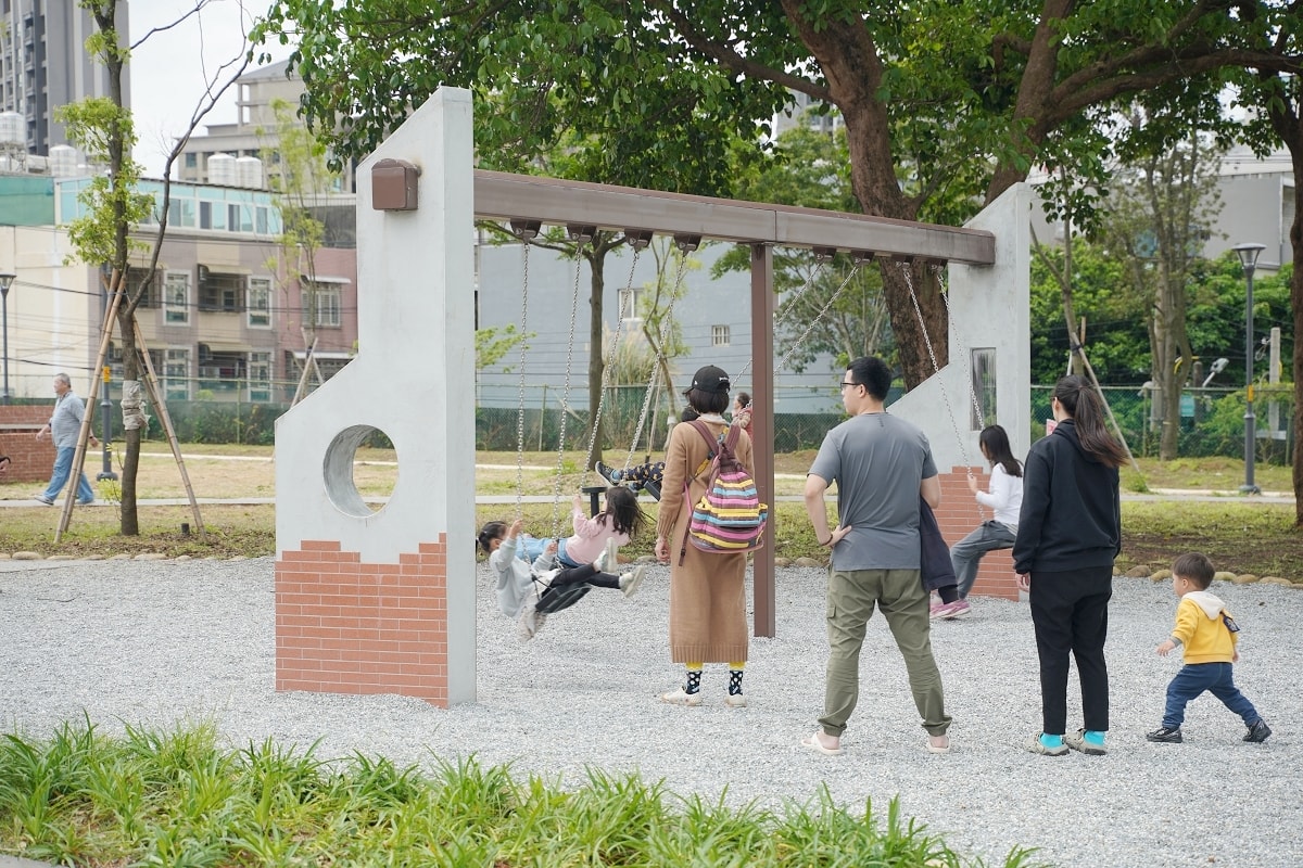 【桃園楊梅免費親子景點推薦】埔心營區眷村氛圍 兩條龍曲線型爬架/埔心街頭跑酷 四維兒童公園 - 第14張圖 【桃園楊梅免費親子景點推薦】埔心營區眷村氛圍 兩條龍曲線型爬架/埔心街頭跑酷 四維兒童公園