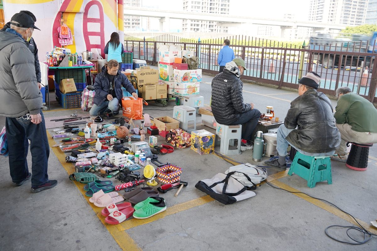 【重新橋觀光市集】全台最大跳蚤市場 童趣新裝重新橋跳蚤市集 三重幸福水漾公園旁