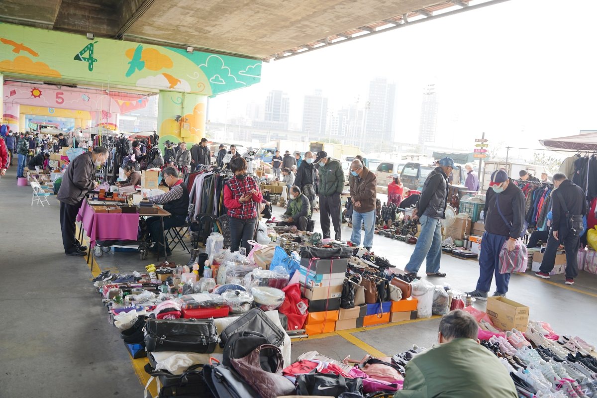 【重新橋觀光市集】全台最大跳蚤市場 童趣新裝重新橋跳蚤市集 三重幸福水漾公園旁
