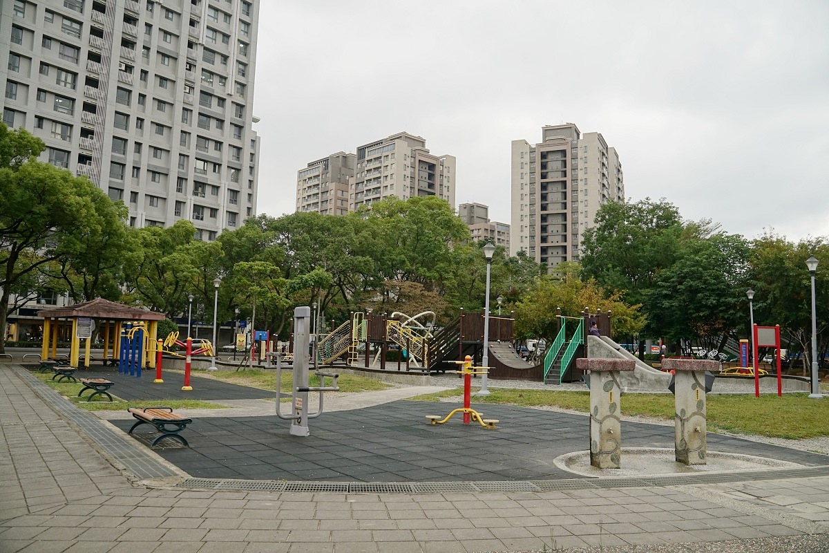 【林口兒童公園推薦】全共融特色遊戲場 新北最高獨立式共融磨石滑梯 林口社區運動公園(小熊公園) - 第3張圖 【林口兒童公園推薦】全共融特色遊戲場 新北最高獨立式共融磨石滑梯 林口社區運動公園(小熊公園)