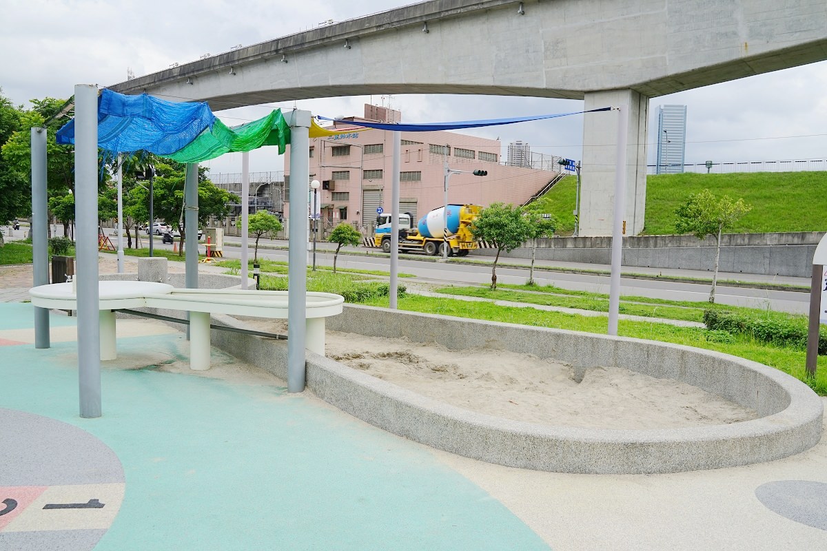 【三重親子公園推薦】棒球主題遊戲場 室內兒童故室屋/閱覽室 二重公園 - 第10張圖 【三重親子公園推薦】棒球主題遊戲場 室內兒童故室屋/閱覽室 二重公園