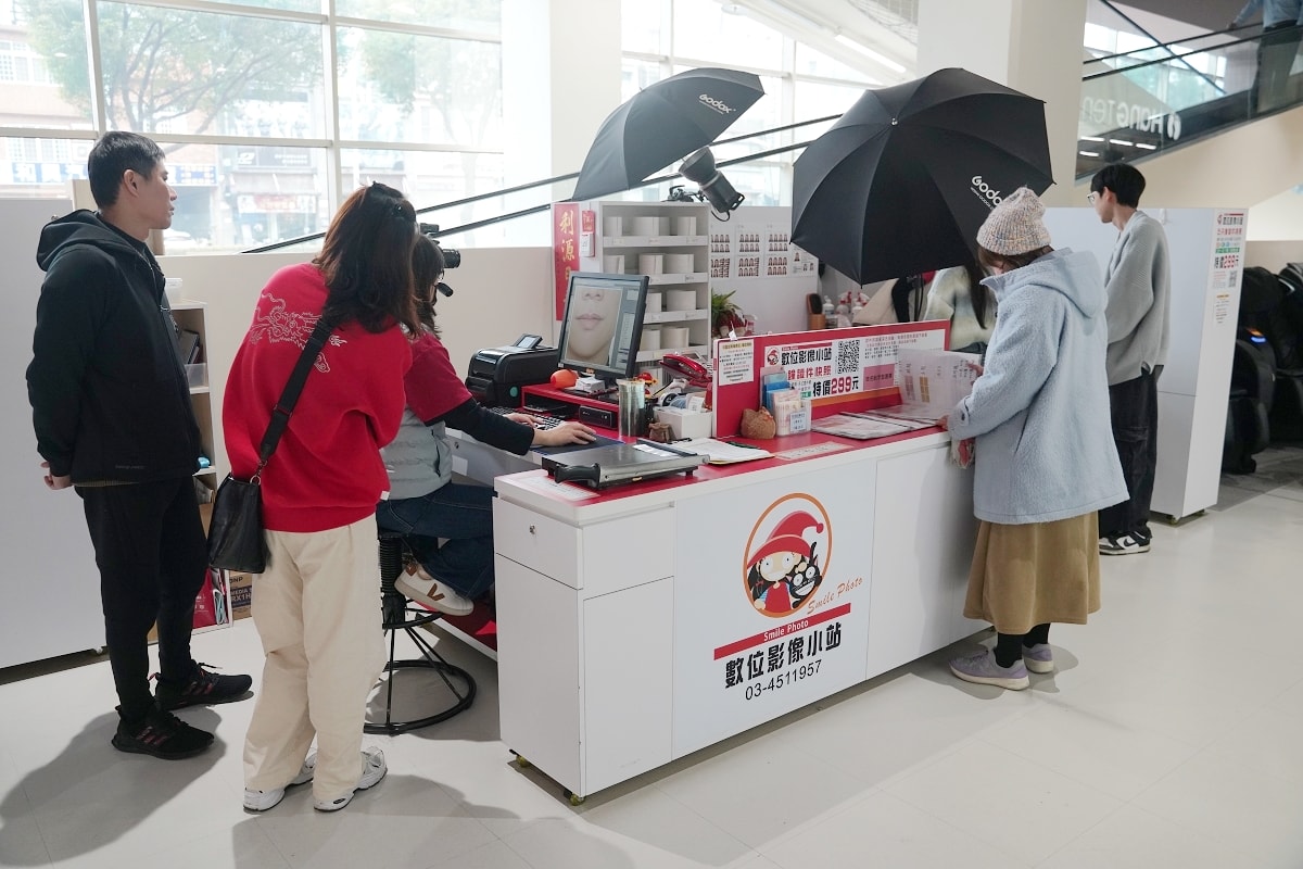 【數位影像小站】中壢證件照推薦 家樂福中原店內五分鐘證件快照 專業快速修圖只要299元