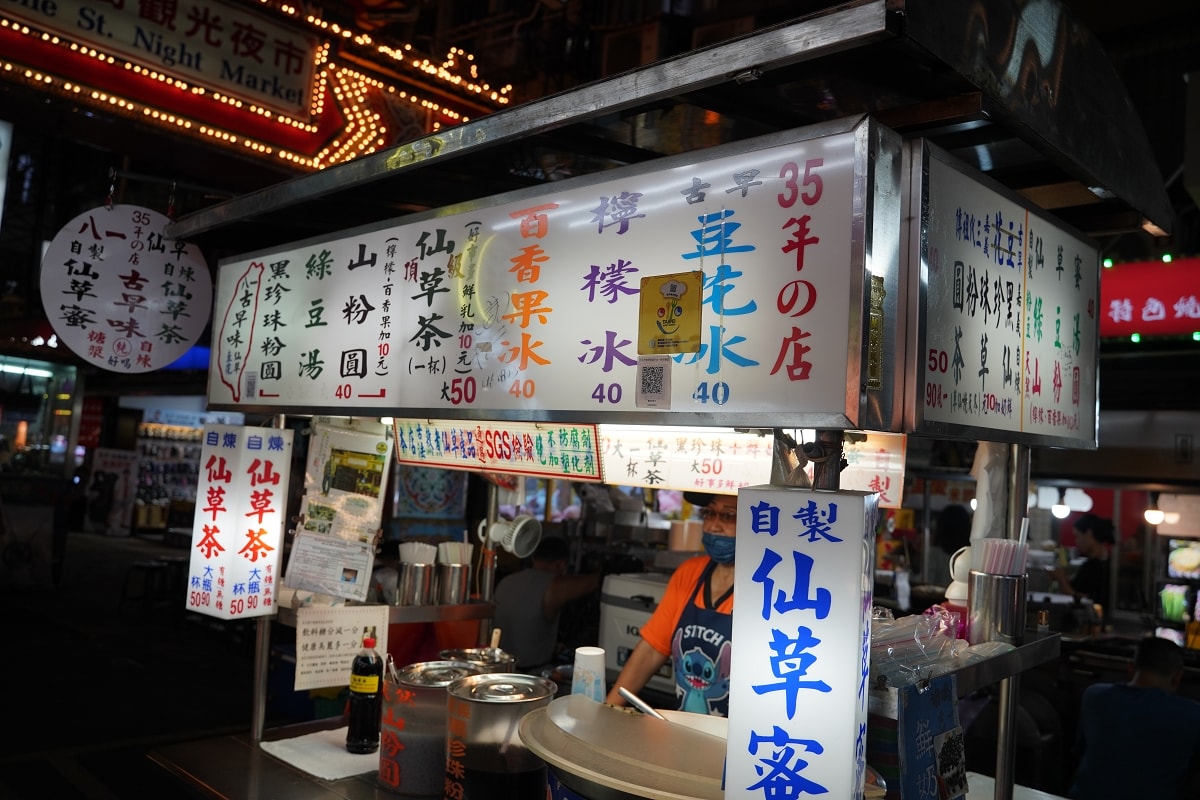 【饒河街觀光夜市飲料推薦】40年歷史傳承好味道 美味必喝古早味仙草茶 八一冰品(八一仙草茶)