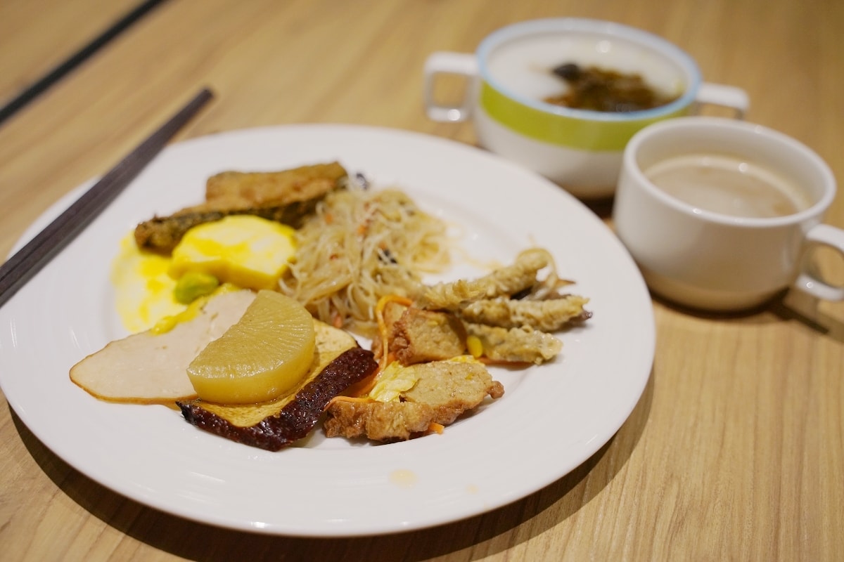 【饒河街觀光夜市住宿推薦】鄰近松山車站/五分埔商圈 素食早餐自助吧吃到飽 首都大飯店松山館