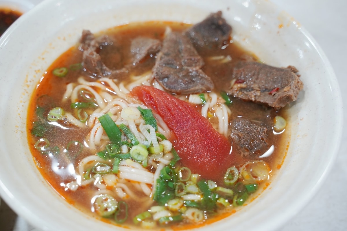 【桃園市政府美食推薦】桃園老字號麵食小館 美味必點蕃茄牛肉麵/蒸餃/蔥油餅 江夏麵食