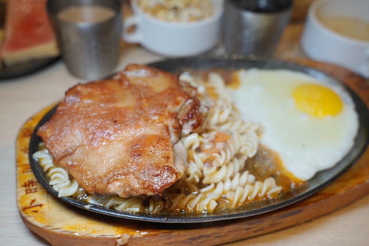 【平鎮牛排推薦】百分之百原肉免費續麵 招牌咖哩飯/玉米濃湯/烤吐司/冷熱飲/霜淇淋/零食餅乾爆米花吃到飽 小時厚牛排桃園平鎮店