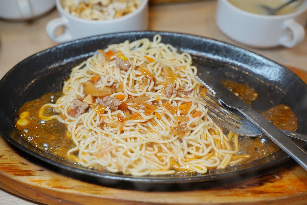 【平鎮牛排推薦】百分之百原肉免費續麵 招牌咖哩飯/玉米濃湯/烤吐司/冷熱飲/霜淇淋/零食餅乾爆米花吃到飽 小時厚牛排桃園平鎮店