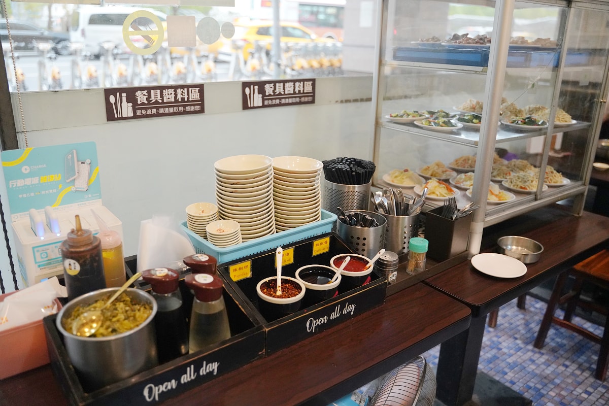 【雲客來刀削麵館】台北火車站平價小吃推薦 Google評論1300多則 飲料茉莉綠茶喝到飽 - 第3張圖 【雲客來刀削麵館】台北火車站平價小吃推薦 Google評論1300多則 飲料茉莉綠茶喝到飽
