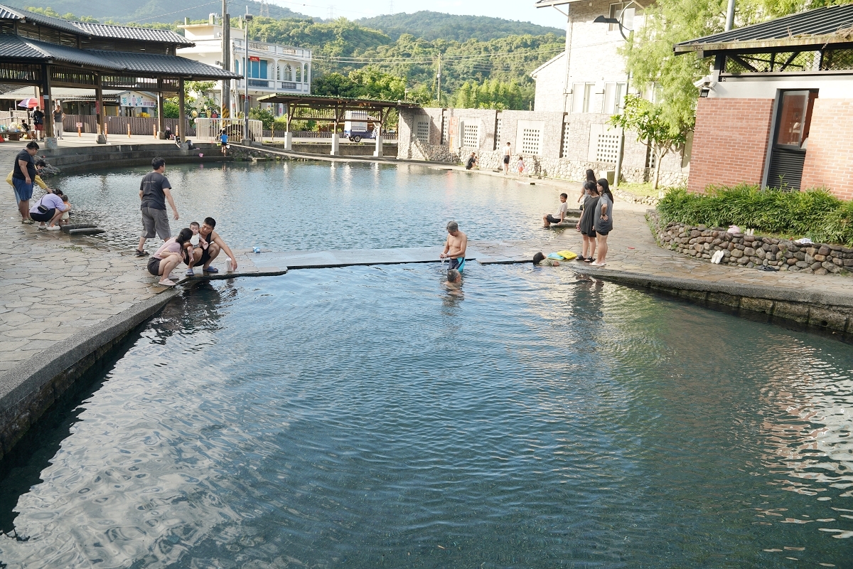 【宜蘭免費親子玩水景點推薦】宜蘭員山免門票超清涼地底湧泉戲水池 超好玩水中溜滑梯 螃蟹冒泡(地底湧泉)