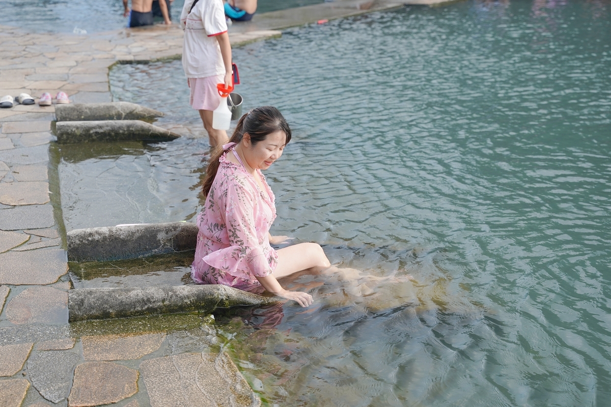 【宜蘭免費親子玩水景點推薦】宜蘭員山免門票超清涼地底湧泉戲水池 超好玩水中溜滑梯 螃蟹冒泡(地底湧泉)