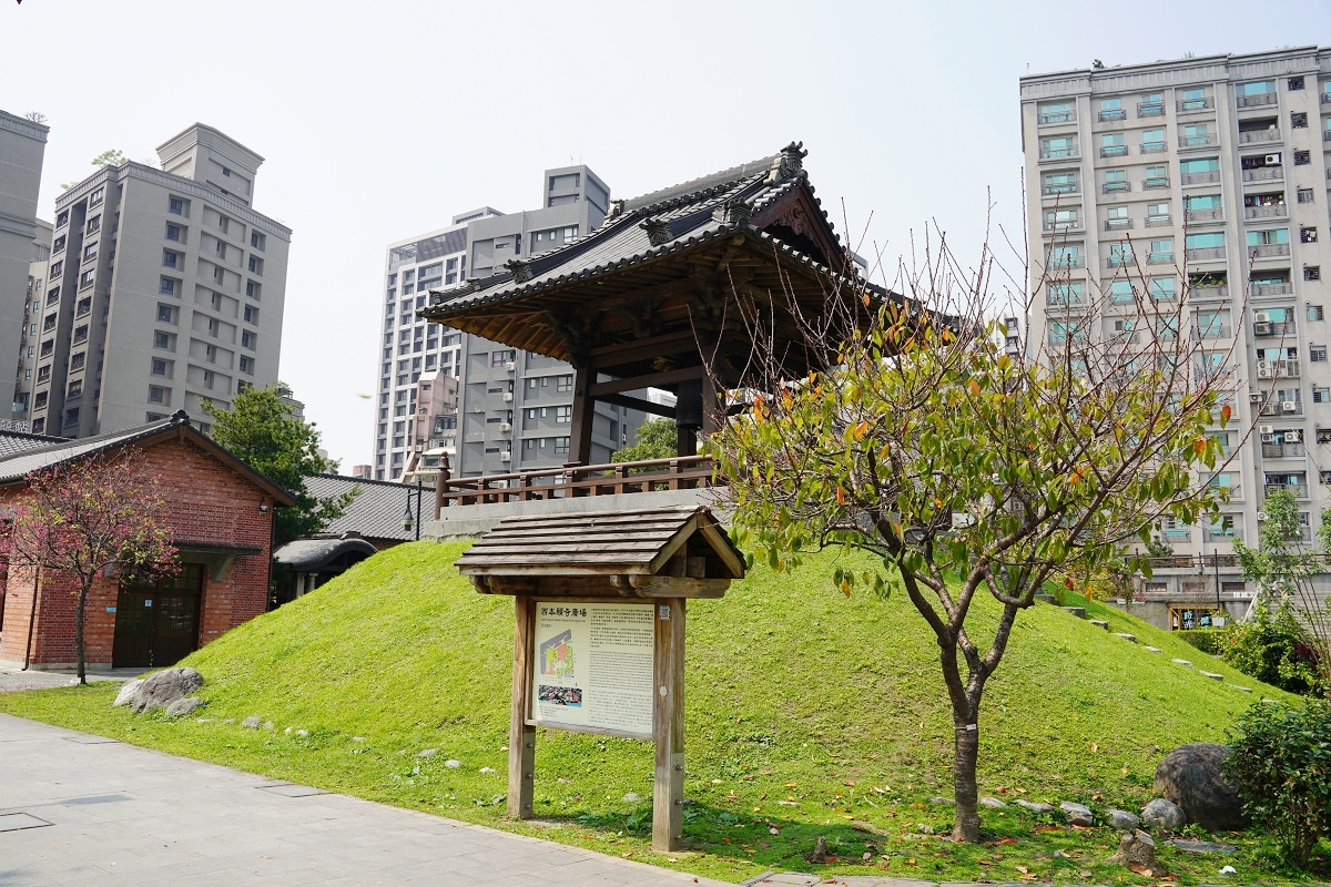 【台北萬華免費景點推薦】淨⼟真宗本願寺派臺灣別院日式建築 台北市定古蹟西本願寺鐘樓/樹心會館 西本願寺廣場 - 第2張圖 【台北萬華免費景點推薦】淨⼟真宗本願寺派臺灣別院日式建築 台北市定古蹟西本願寺鐘樓/樹心會館 西本願寺廣場