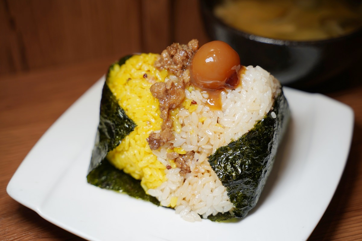 【台中飯糰推薦】台中大胃王必訪巨無霸沖繩飯糰 台灣頂級越光米雙色飯糰營養滿點 不握松飯糰
