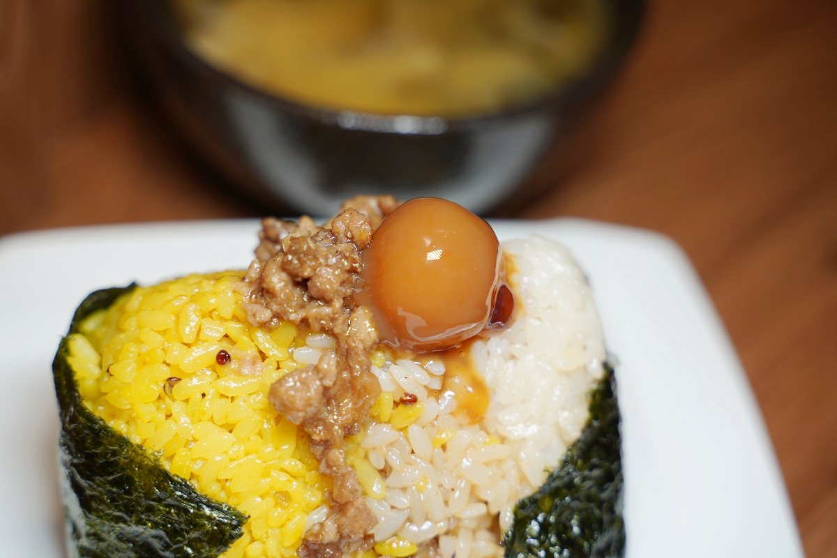 【台中飯糰推薦】台中大胃王必訪巨無霸沖繩飯糰 台灣頂級越光米雙色飯糰營養滿點 不握松飯糰