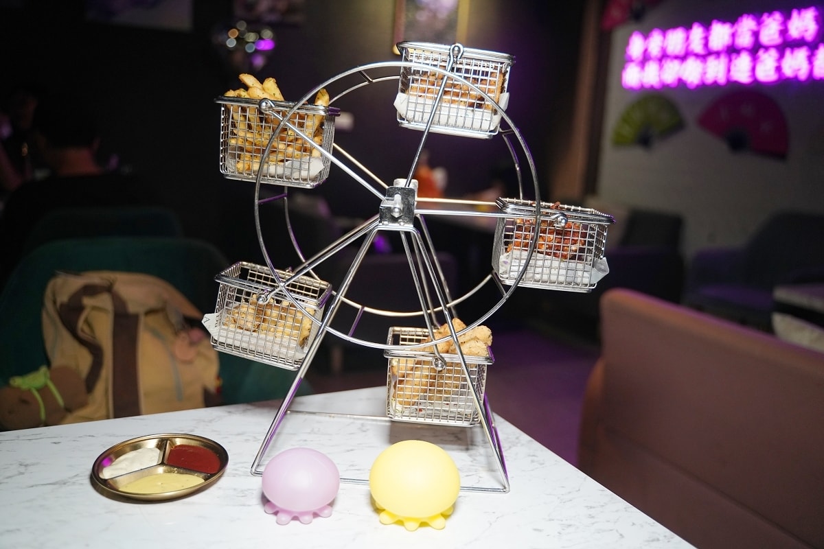 【桃園水母餐酒館】台灣第一家水母牆酒吧餐廳 浮誇調酒系列衝擊視覺饗宴 美式餐點網美打卡勝地 - 第11張圖 【桃園水母餐酒館】台灣第一家水母牆酒吧餐廳 浮誇調酒系列衝擊視覺饗宴 美式餐點網美打卡勝地