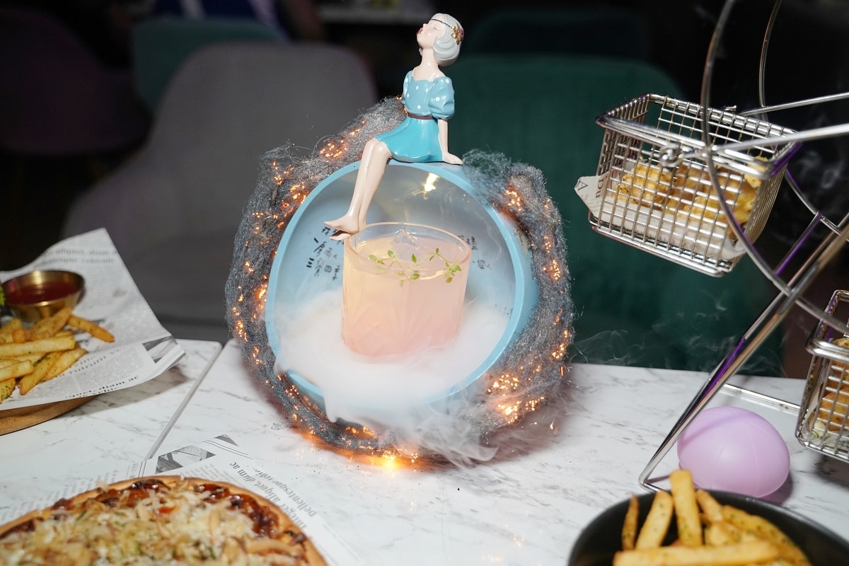 【桃園水母餐酒館】台灣第一家水母牆酒吧餐廳 浮誇調酒系列衝擊視覺饗宴 美式餐點網美打卡勝地 - 第27張圖 【桃園水母餐酒館】台灣第一家水母牆酒吧餐廳 浮誇調酒系列衝擊視覺饗宴 美式餐點網美打卡勝地