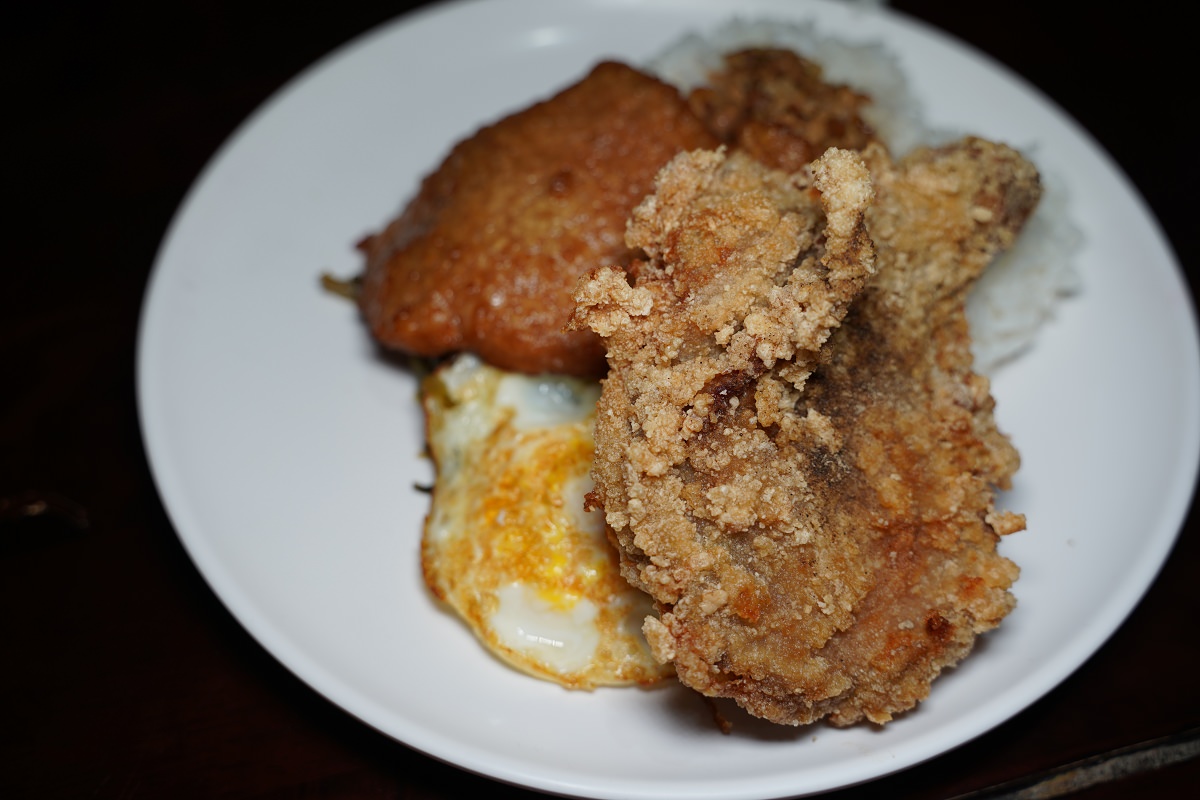 【澎湖必吃美食推薦】創立於1985年澎湖在地40年老店 美味必點招牌雙併燒肉雞腿飯 馬路益