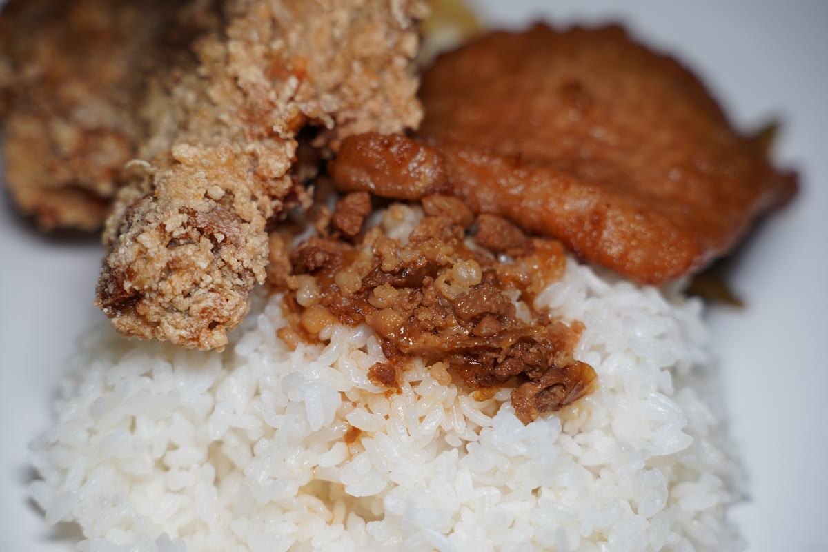 【澎湖必吃美食推薦】創立於1985年澎湖在地40年老店 美味必點招牌雙併燒肉雞腿飯 馬路益