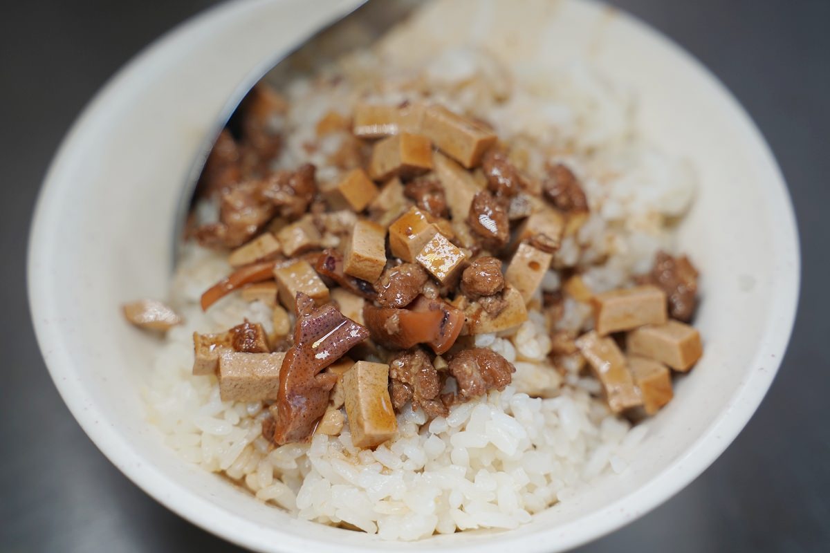 【澎湖鯨魚洞美食推薦】Google評論超過2000則4.2顆星好評 美味必點小卷絲瓜麵線 小萍的店