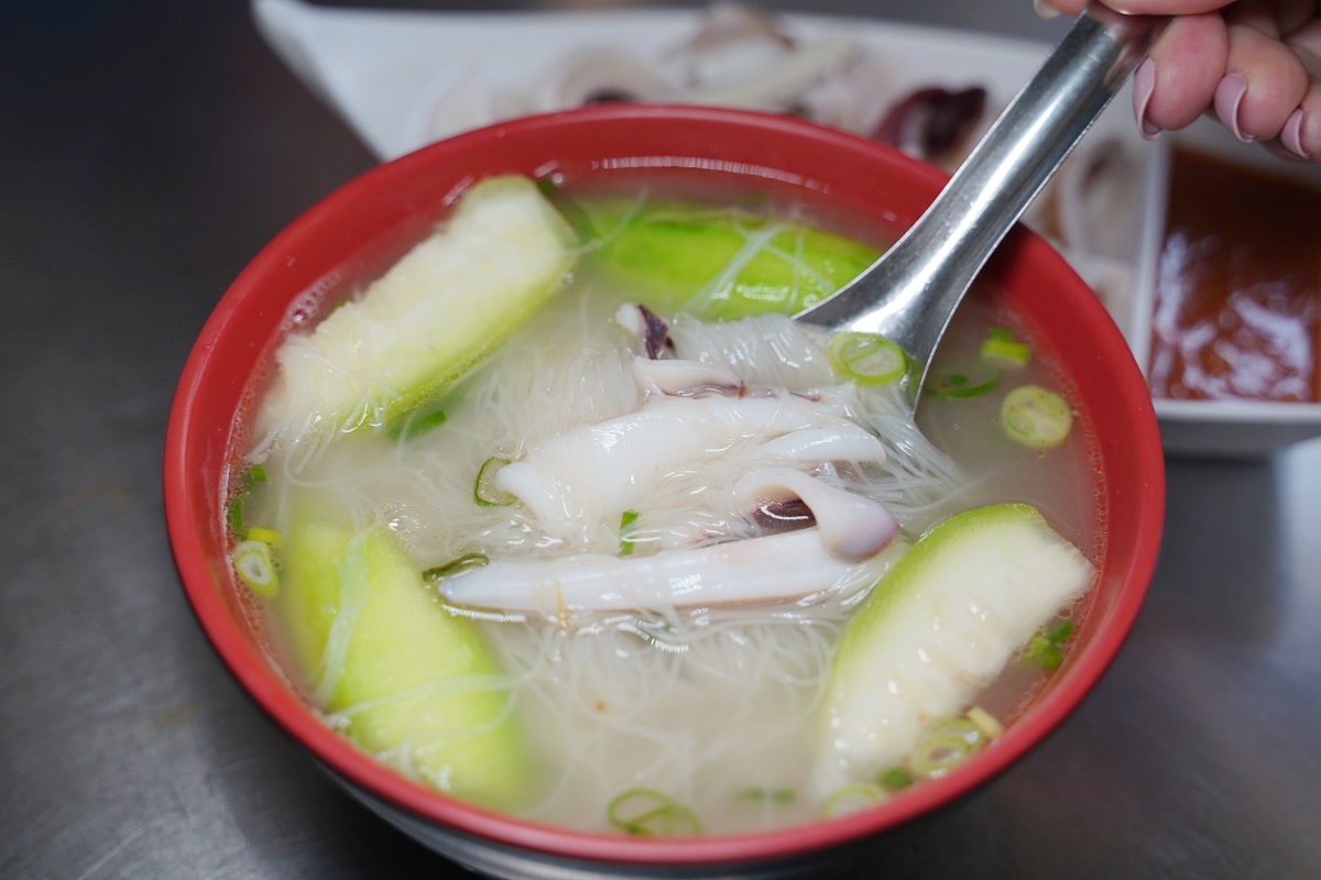 【澎湖鯨魚洞美食推薦】Google評論超過2000則4.2顆星好評 美味必點小卷絲瓜麵線 小萍的店