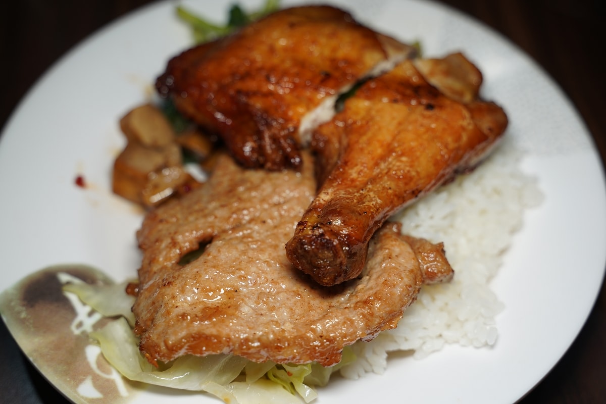 【城隍廟前燒肉飯】澎湖馬公市區小吃推薦 美味必點雞腿雙併飯/瓜仔雞 在地人愛店免費加辣筍絲
