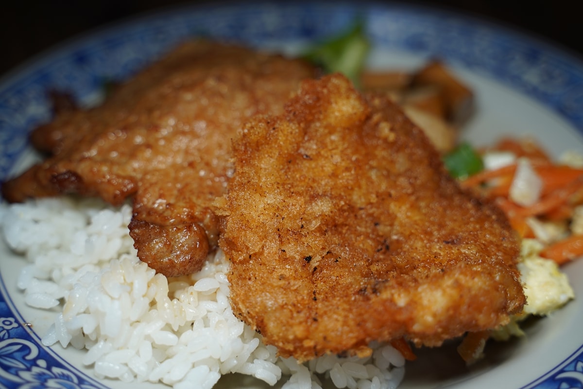 【城隍廟前燒肉飯】澎湖馬公市區小吃推薦 美味必點雞腿雙併飯/瓜仔雞 在地人愛店免費加辣筍絲