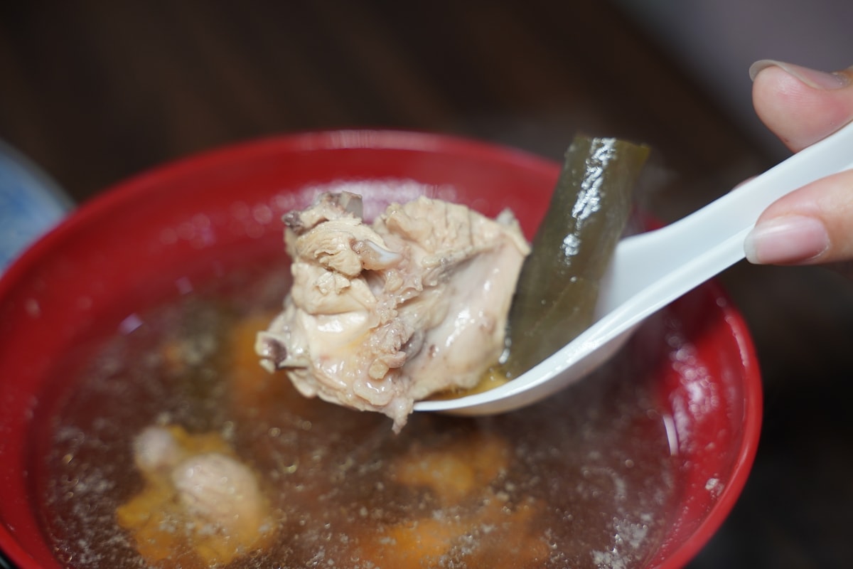 【城隍廟前燒肉飯】澎湖馬公市區小吃推薦 美味必點雞腿雙併飯/瓜仔雞 在地人愛店免費加辣筍絲