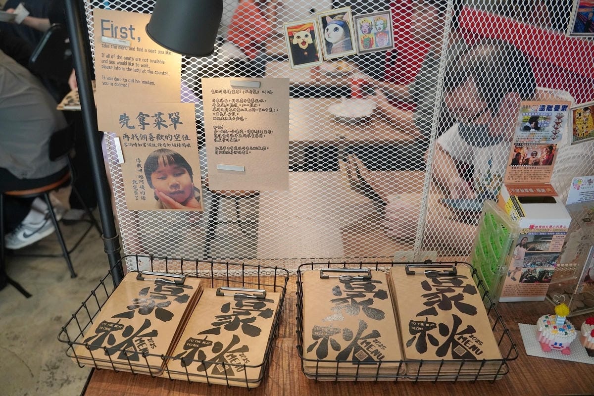 【豪秋吐司】中原大學早午餐推薦 大學生最愛漢堡店 自製5盎司漢堡肉 沒有蔬菜只有單純的美味