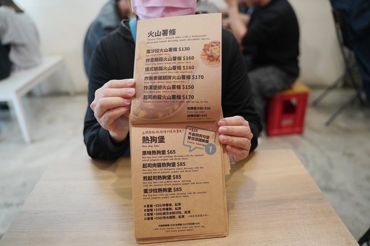 【豪秋吐司】中原大學早午餐推薦 大學生最愛漢堡店 自製5盎司漢堡肉 沒有蔬菜只有單純的美味