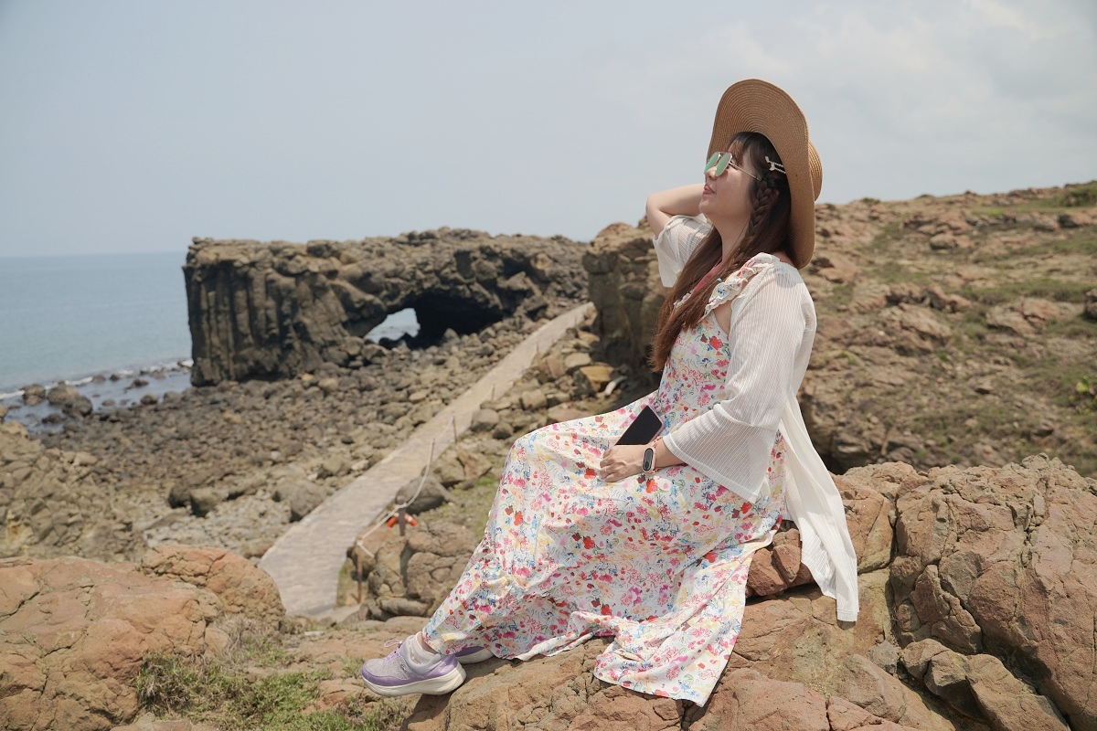 【澎湖免費景點推薦】澎湖西嶼小門嶼超人氣網美景點 黑色柱狀玄武岩海蝕拱門 鯨魚洞