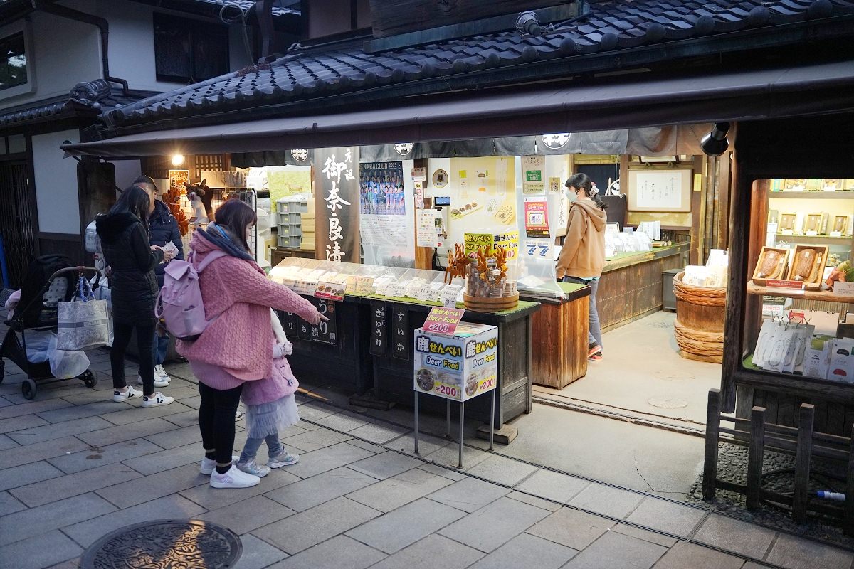 【奈良行程景點推薦】奈良餵鹿趣 快拿出鹿仙貝「鹿せんべい」來收服鹿寶貝吧！！