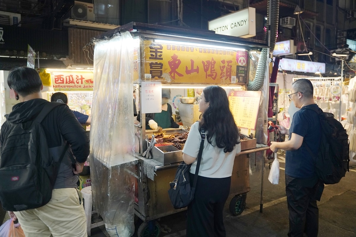 【饒河街觀光夜市小吃推薦】饒河街觀光夜市宵夜好選擇 種類豐富價格實惠 金賞東山鴨頭