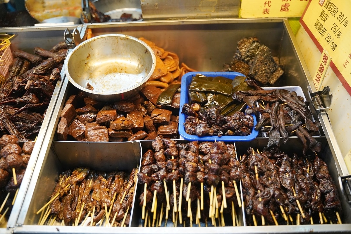 【饒河街觀光夜市小吃推薦】饒河街觀光夜市宵夜好選擇 種類豐富價格實惠 金賞東山鴨頭